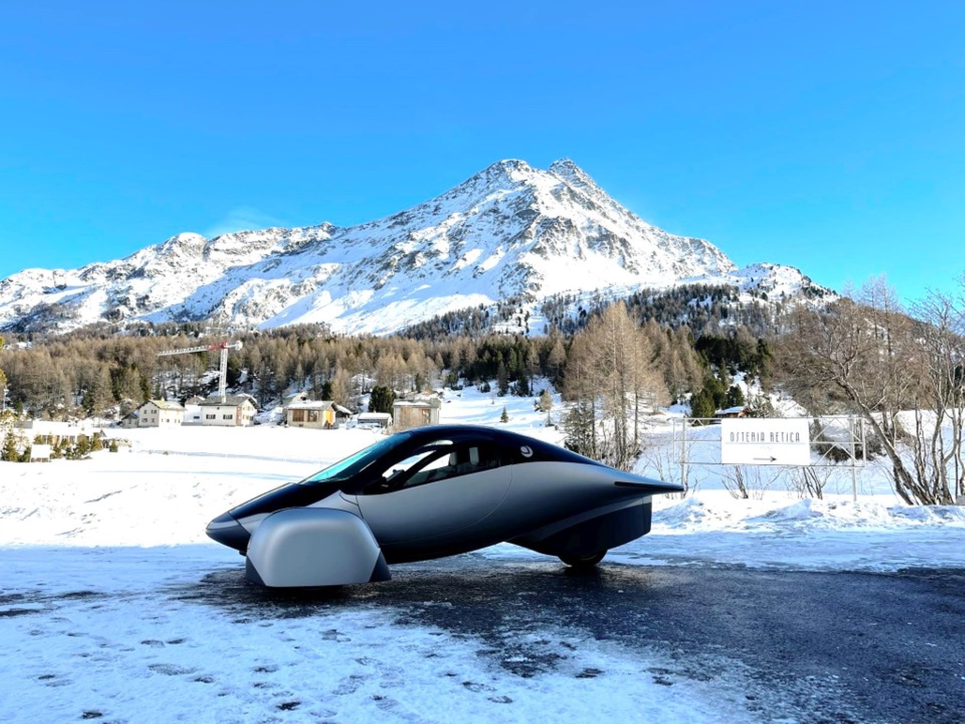 Traveler shares the important meaning behind rare photo of a solar-powered car: 'This is the kind of photo I've been waiting to see'