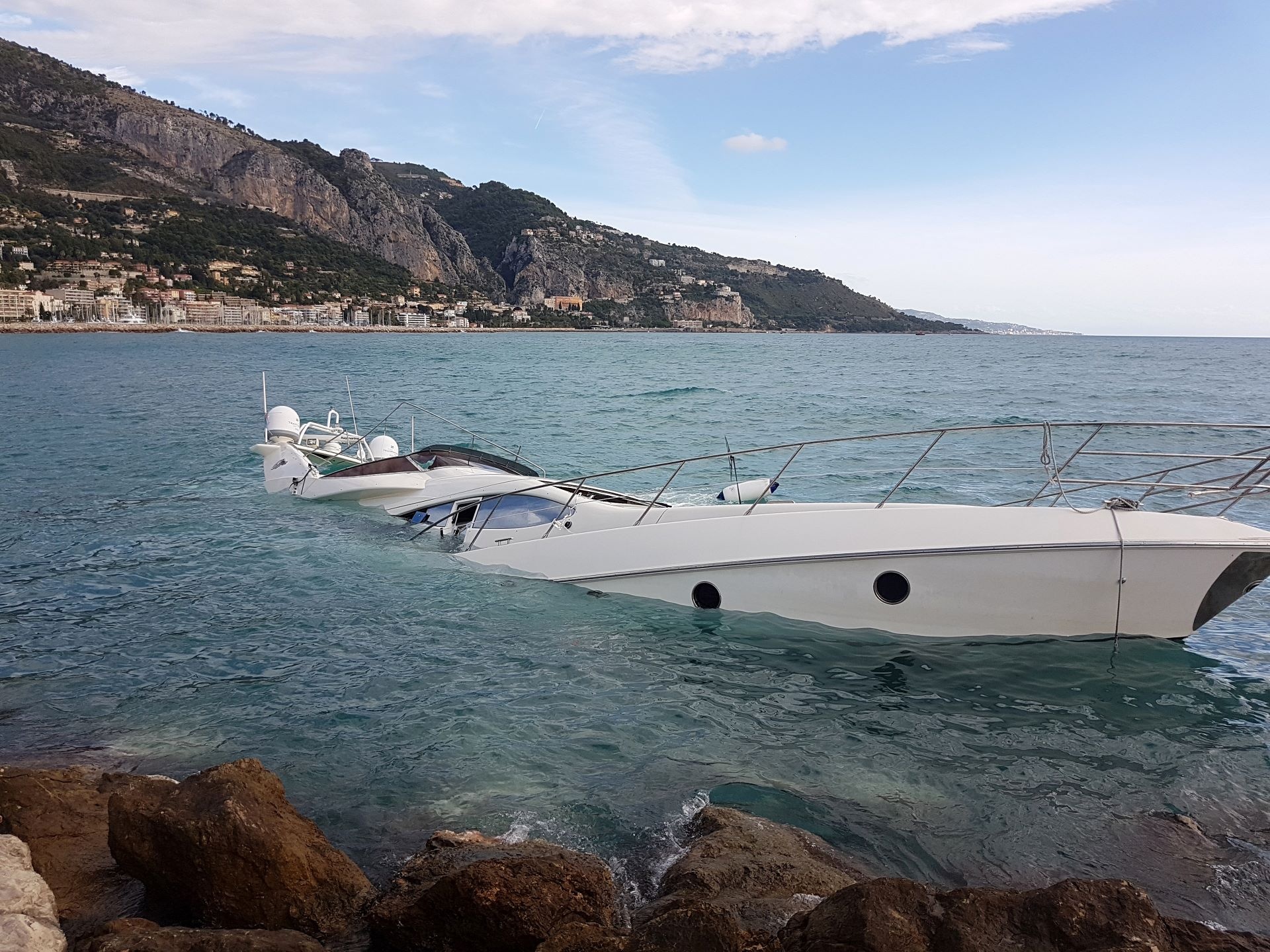 yacht crashes into coral reef