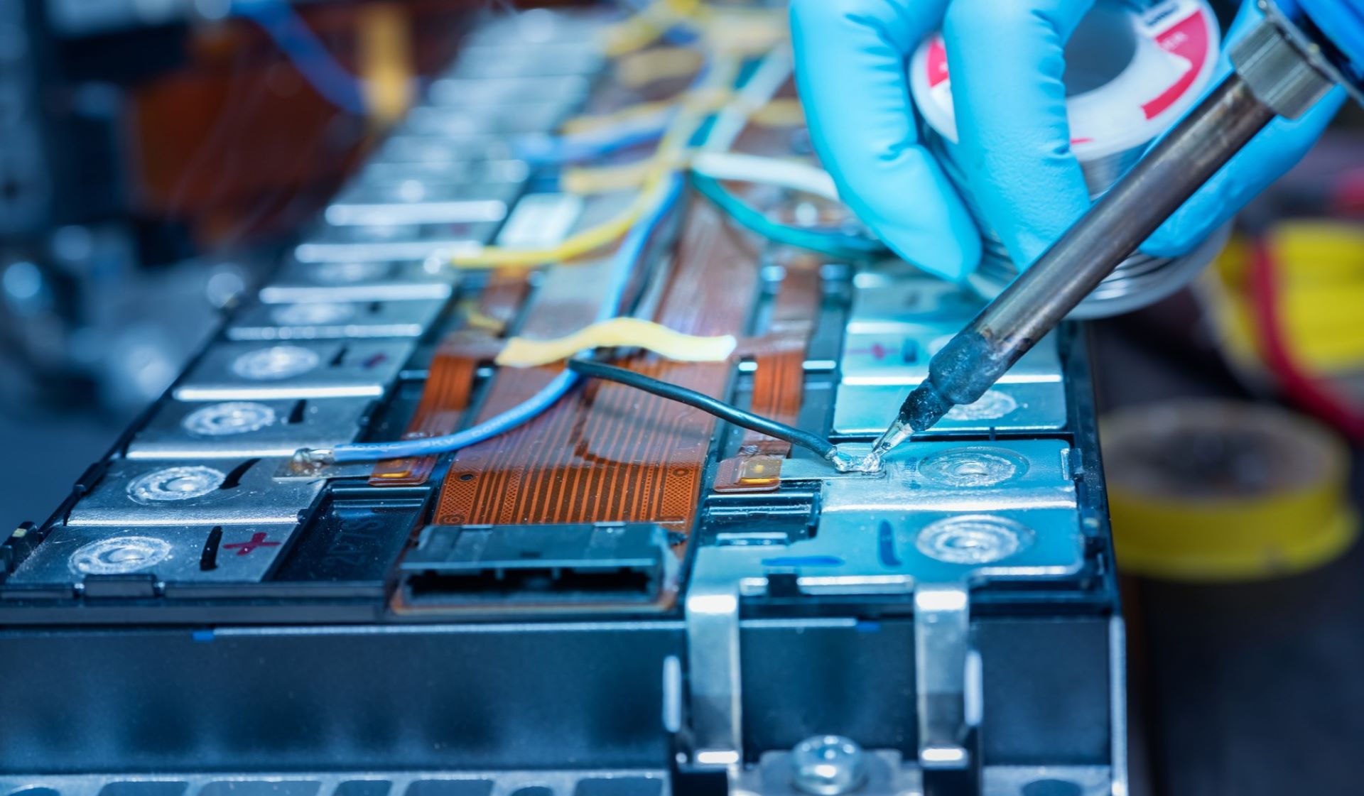 Process for making batteries by focusing on the cathode coating