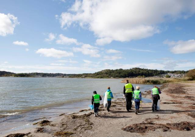 Beach baskets, Unusual method for keeping the waterfront clean