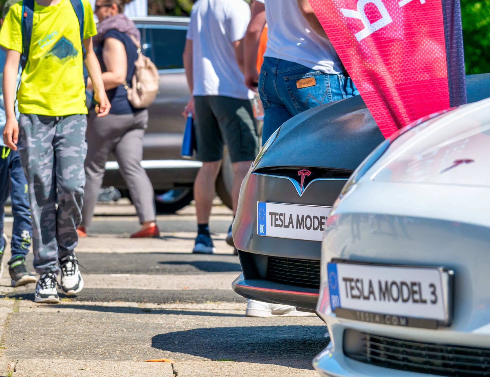 Blind Spot Indicator, Tesla surprisingly adds previously omitted safety feature for new Model 3