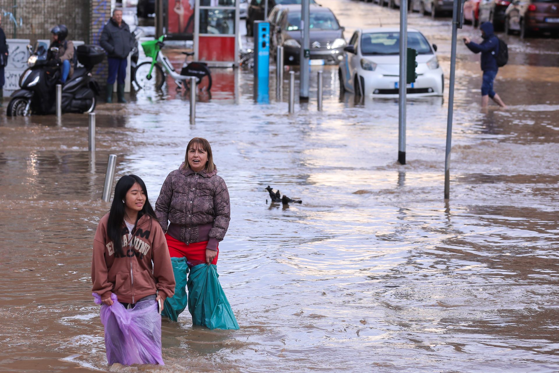 Heavy rain and intense winds cause Lake Como to burst its banks