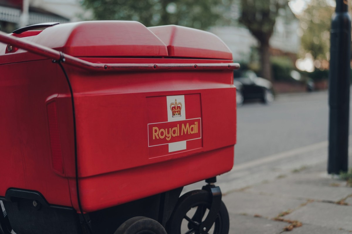 These flying postal workers are tackling a major challenge: delivering mail to hard-to-reach areas quickly and efficiently.