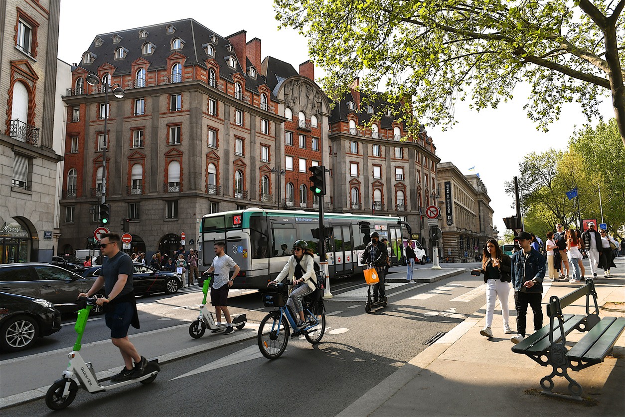 Mayor Anne Hidalgo called for an end to petrol-fueled cars on city roads by 2030.