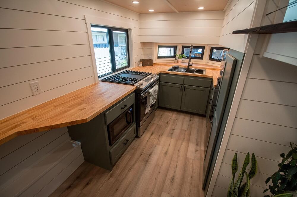 Tiny homes offer many benefits, such as saving money on energy bills and enjoying an overall lower cost of living. 