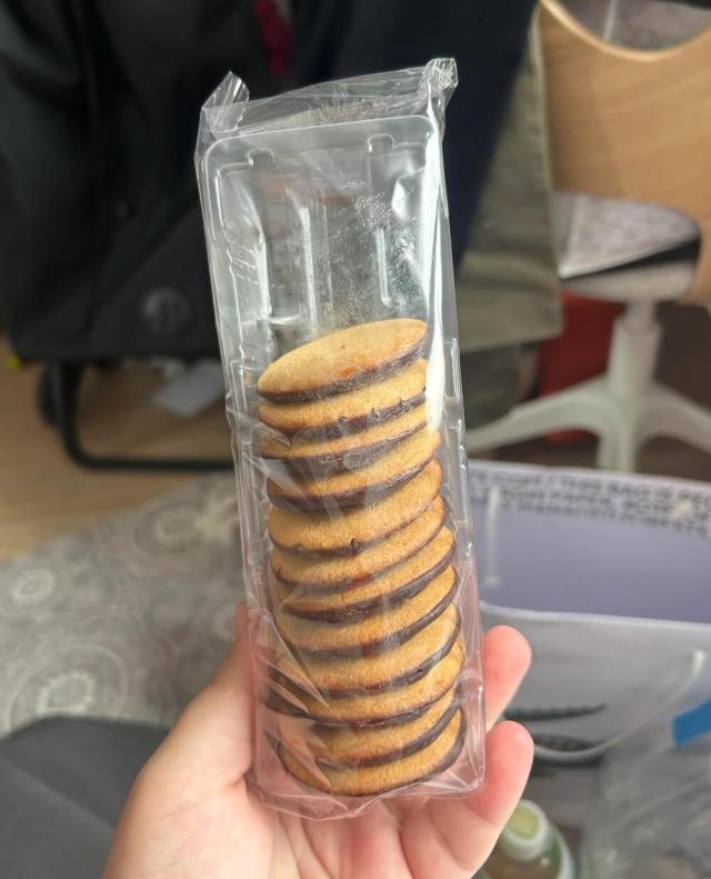 The photo attached to the post shows two sleeves of cookies, each with extra room that could easily fit six more cookies.